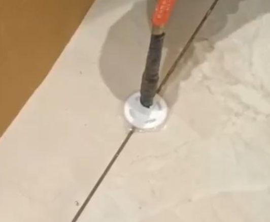 宝山瓷砖空鼓维修公司专业解答瓷砖在铺贴过程中，如果没有涂抹均匀到位的粘结材料（如水泥砂浆或瓷砖胶），可能会导致以下问题